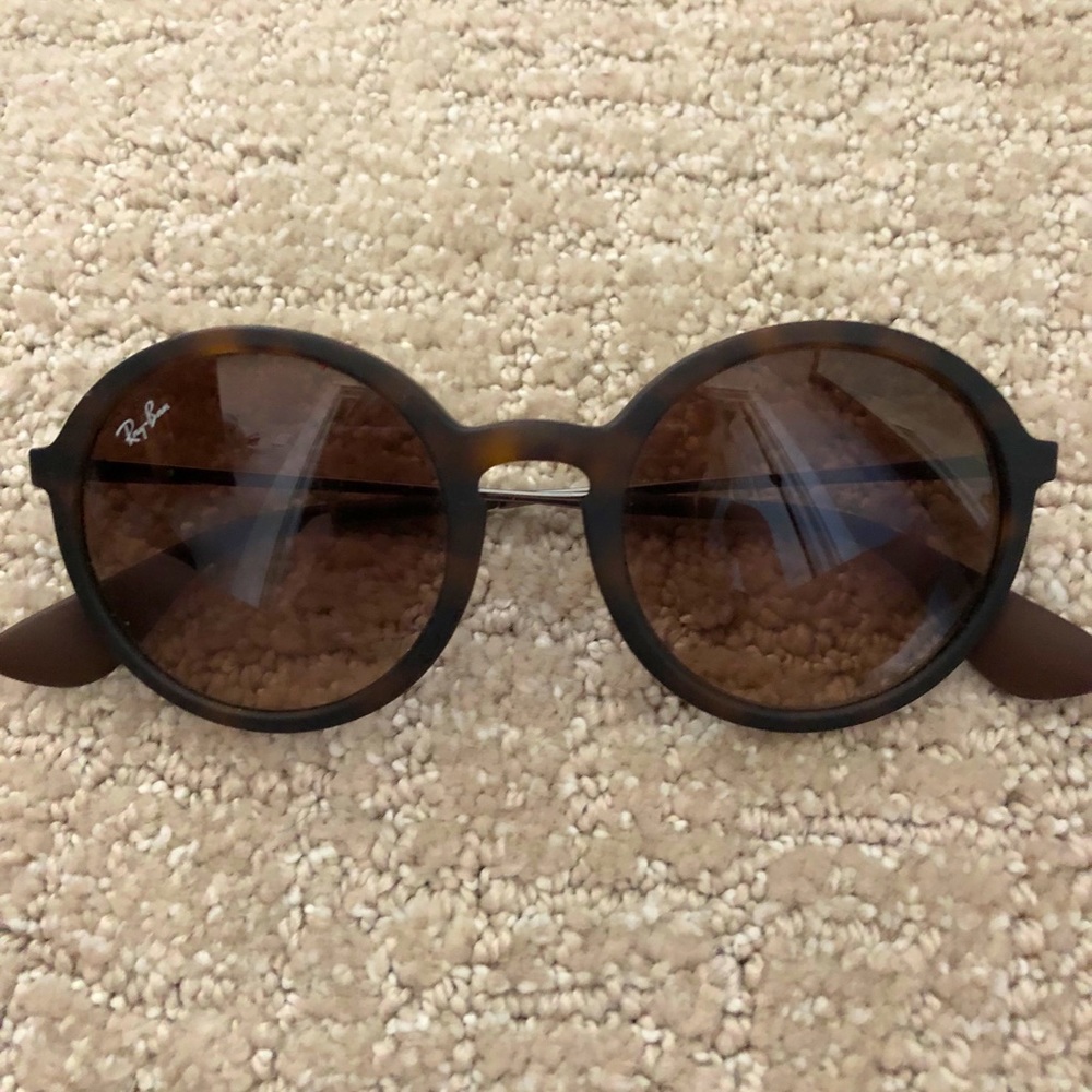 Women’s Ray Ban sunglasses never worn